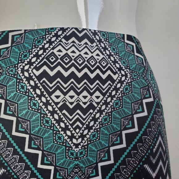 NEW No Boundaries Plus Size Green Geometric Capri Leggings - Picture 5 of 8